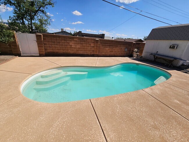 Building Photo - Beautifully maintained 3 bdrm/2 bath with ...