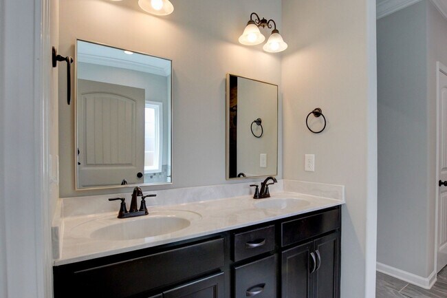 Building Photo - Sharp 4 bedroom HUGE house off exit 1 of I 24