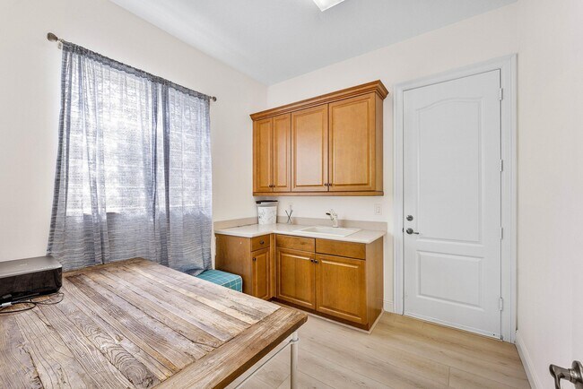 Building Photo - 2068 Wightman Dr