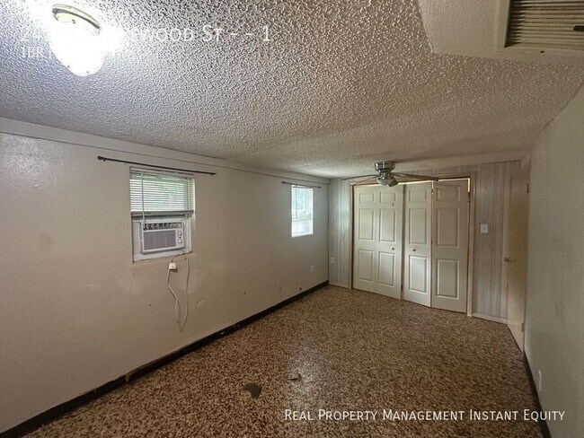 Building Photo - 2426 Tanglewood St