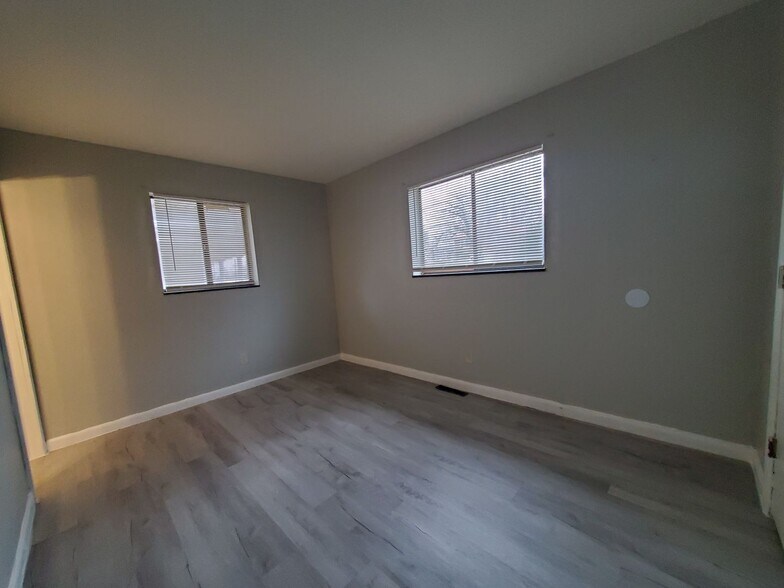 Bedroom - 706 N Broadway St