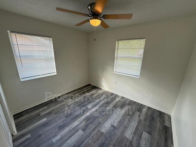 Building Photo - 4009 Ester Dr SW