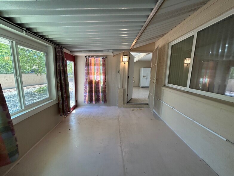 Building Photo - 10615 W Cheryl Dr