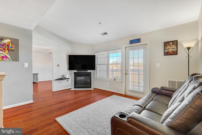 Building Photo - 521 Constellation Square SE