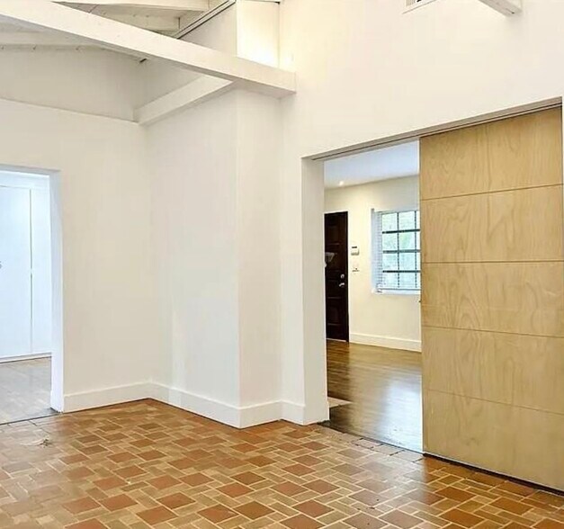 Building Photo - 400 NE 86th St