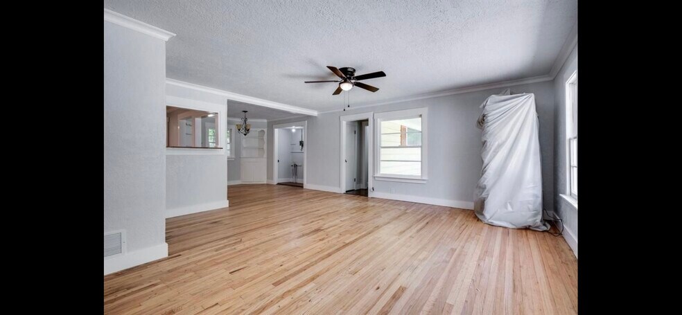 Building Photo - 702 W Brockett St