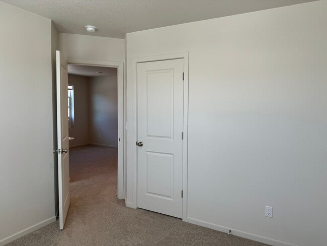Building Photo - 4 bedroom 2.5 bathrooms in the beautiful M...