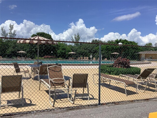 Building Photo - 60 Windsor C