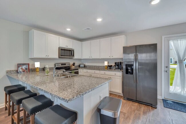 Building Photo - 321 Dogwood Cir