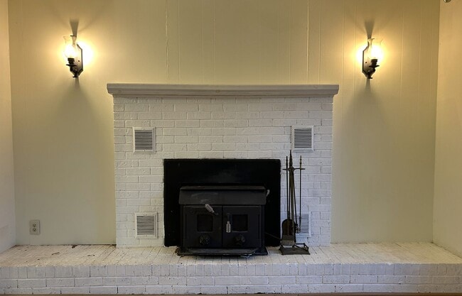 Building Photo - Light-Filled 3BR Home with Wraparound Deck, Convenient to Town