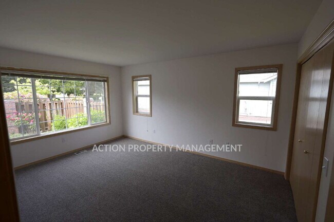 Building Photo - 2 bed + office, 2 bath, 2 car garage condo in Sunland