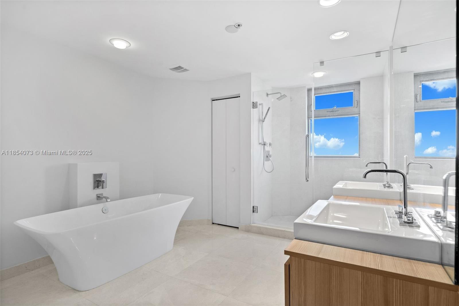 Building Photo - 17301 Biscayne Blvd