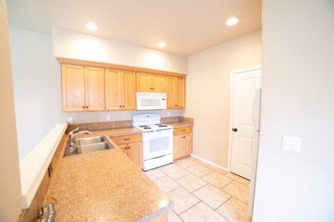 Building Photo - Newer Construction Townhome in Canby