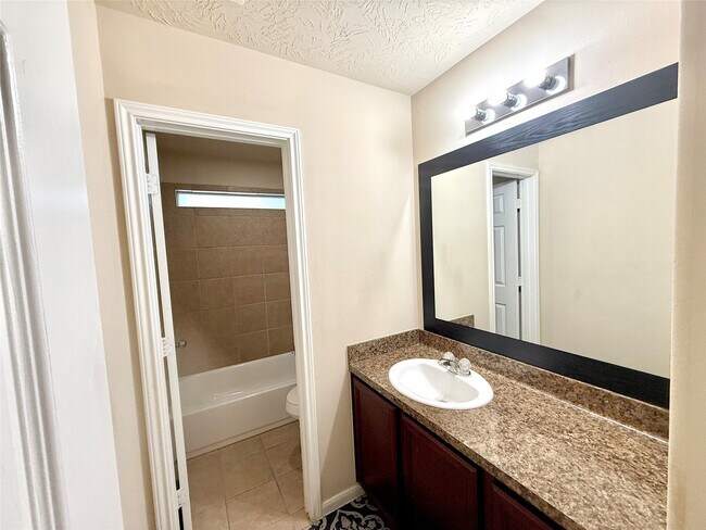 Building Photo - 2042 Nichole Woods Dr