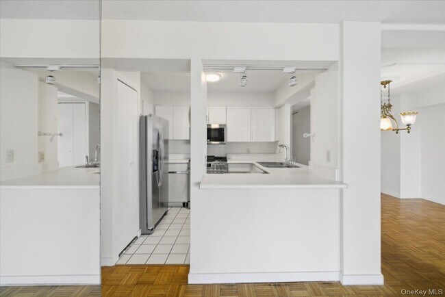 Building Photo - 170 W Broadway