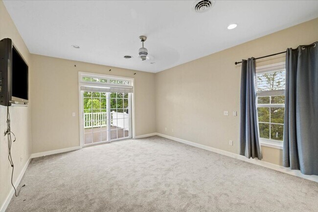Building Photo - Bright and Spacious Home on Cascades Rd