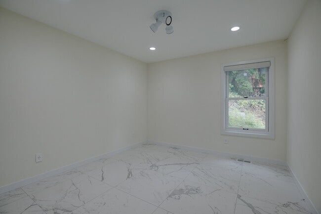 Building Photo - Stunning 5 Bedroom Juanita Bay Home For Rent!