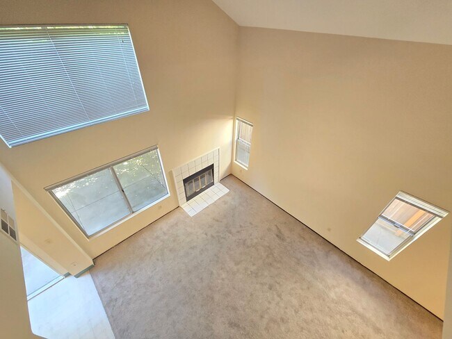 Building Photo - Large 4 bed/2.5 bath home with vaulted cei...