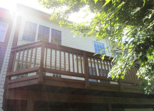 Building Photo - Beautiful 3 Bed 2 Bath 2 Half Bath Brick T...