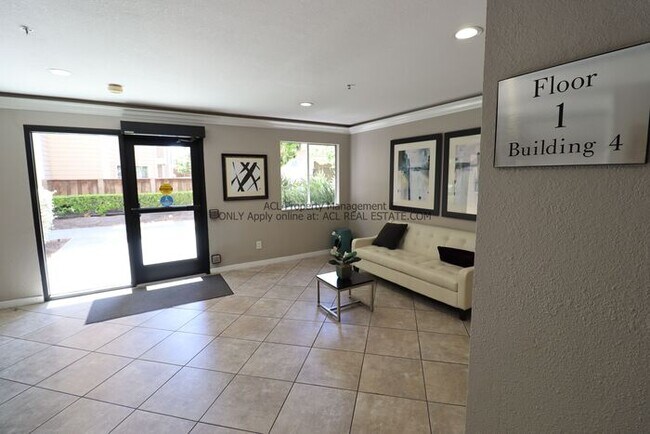 Building Photo - Perectly Located, **PET FRIENDLY** Spacious, 2bed/ 2bath, Emeryville Condo For Rent