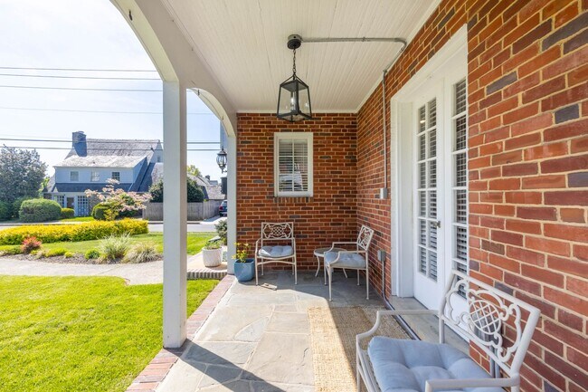 Building Photo - Luxurious Brick Colonial in Prestigious Gu...
