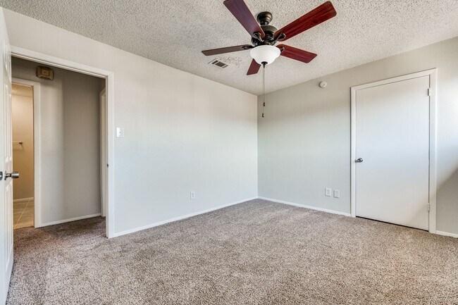 Building Photo - 2 Bedrooms in Irving with Large 2-Car Garage