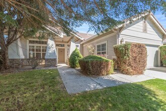 Building Photo - 3 Bedroom, 2 Bath home in Double Diamond Neighborhood