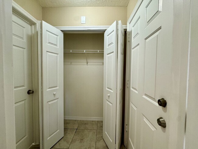 Building Photo - 1-Bedroom Apartment in Davenport