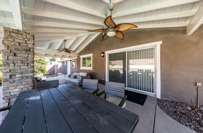 Building Photo - Large, Gorgeous Single Story Pool Home