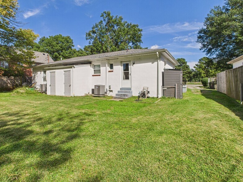 Building Photo - 6018 Club Rd