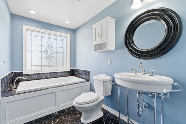 Building Photo - Charming 3 Bedroom/4 Bathroom Detached Home Located In The South Side Flats.  Available Immediately.
