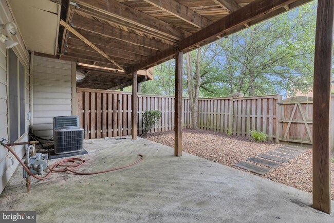 Building Photo - 1814 Fallbrook Ln