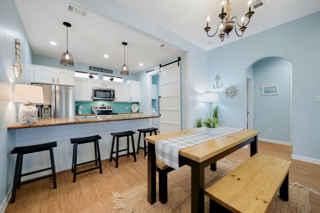 Building Photo - 994 Dolly St