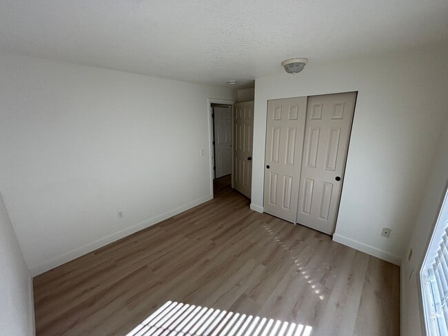 Building Photo - Freshly Updated Troutdale Gem with Enterta...