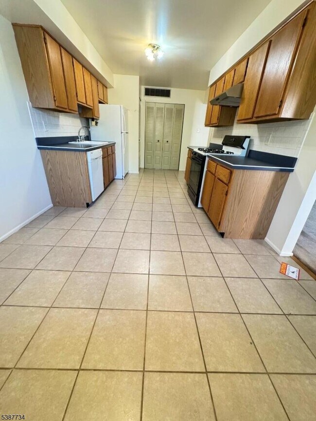 Building Photo - 1005 Edison Glen Terrace
