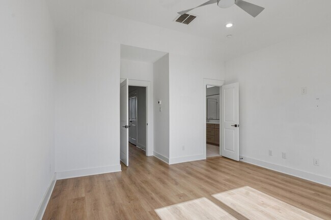 Building Photo - 2806 Versailles Oak Ln