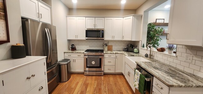 Building Photo - 25 Angel Pt Cir