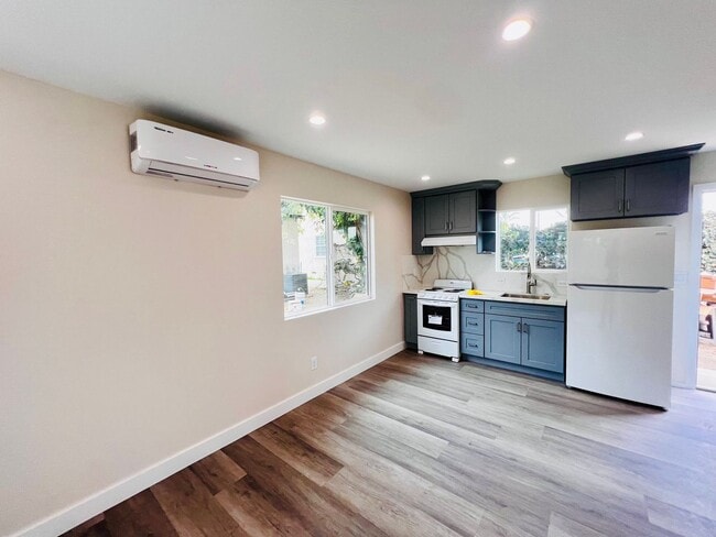 Building Photo - Brand New construction! 2 bed 1 bath,  Enj...