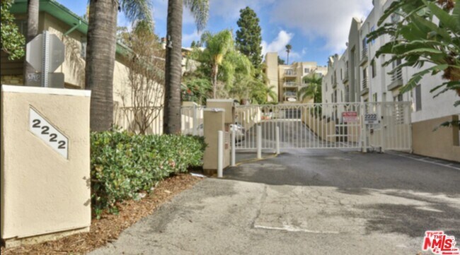 Building Photo - 2222 Beachwood Dr