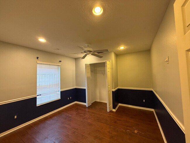 Building Photo - 5 BEDROOM HOUSE WITH PRIVATE POOL AND LAKE...