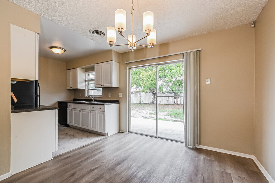 Building Photo - 10945 Tangora St