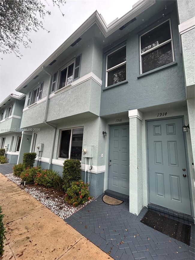 Building Photo - 1916 Alamanda Way