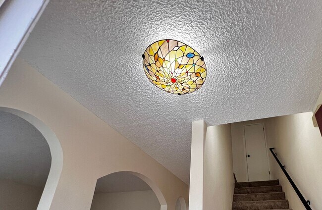 Building Photo - Spacious 3 bedroom 1.5 bath