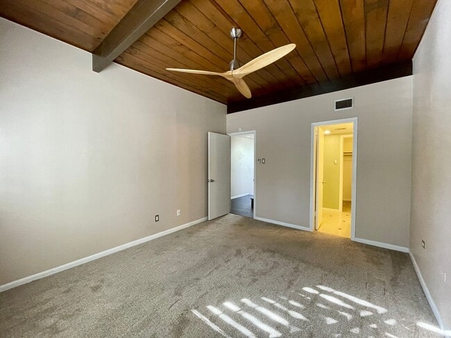 Building Photo - 3103 Eisenhauer Rd