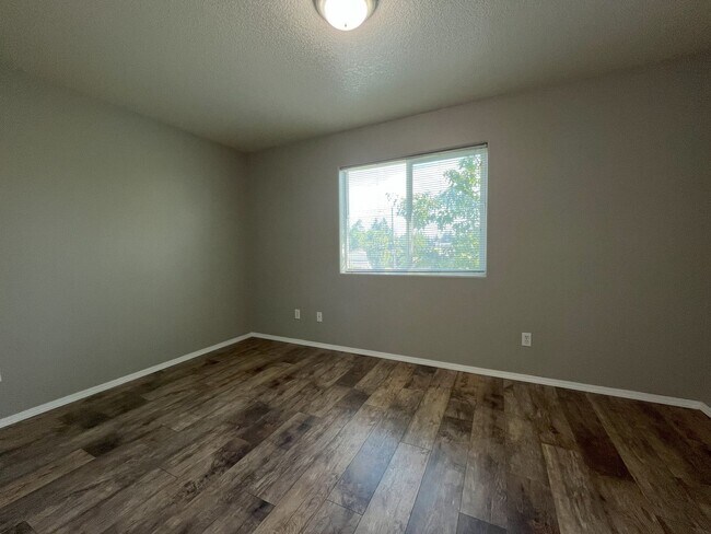 Building Photo - Bright 2-Bedroom Condo with Laminate Floor...