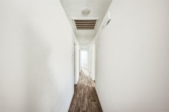 Building Photo - 16802 N Marie Vlg Dr