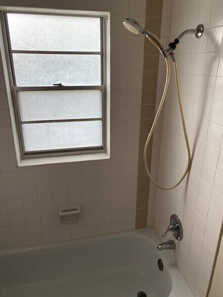 Building Photo - 6965 Avenue des Palais