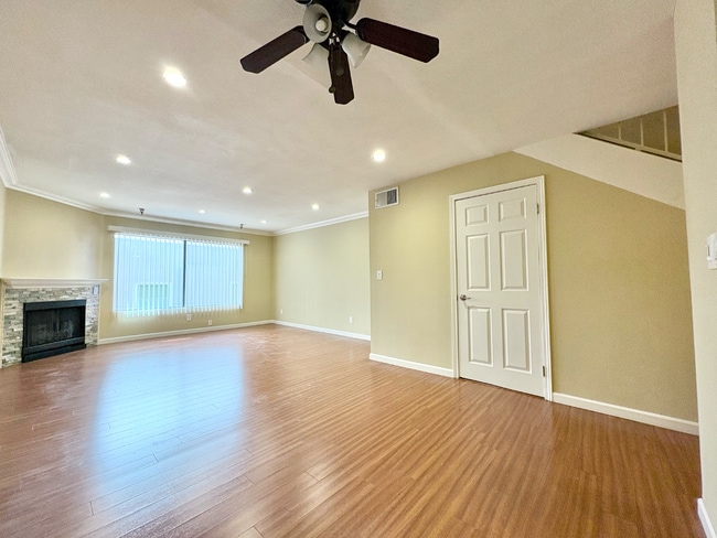 Building Photo - 14542 Burbank Blvd