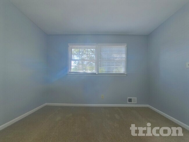 Building Photo - 490 Rocky Creek Dr