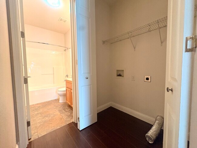 Building Photo - Beautiful 3 Bedroom, 2 Bathroom Home Walking Distance To The Fountains / Galleria!